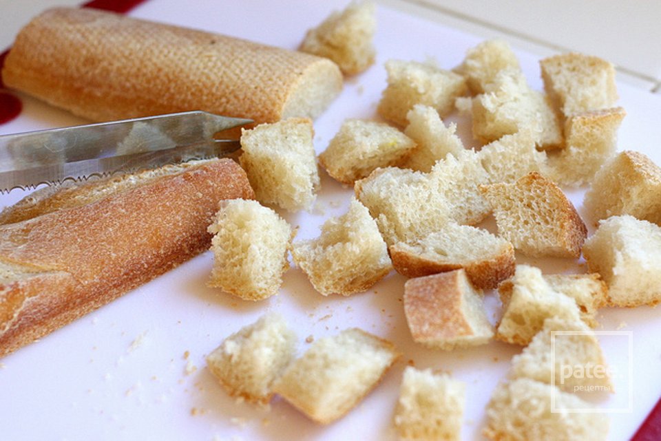 Салат к завтраку с сухариками и жареным яйцом - Шаг 1