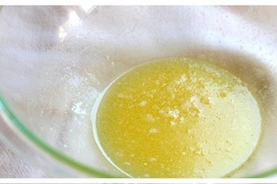 Салат к завтраку с сухариками и жареным яйцом - приготовление