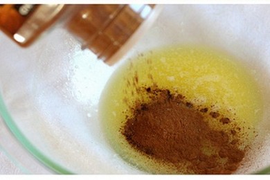 Салат к завтраку с сухариками и жареным яйцом - приготовление