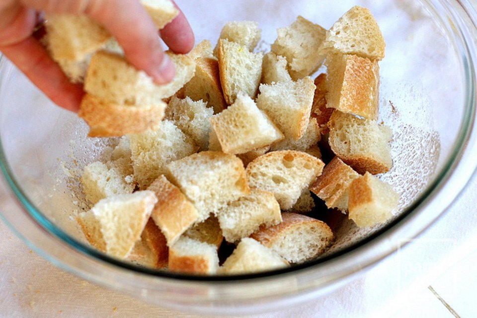 Салат к завтраку с сухариками и жареным яйцом - Шаг 3