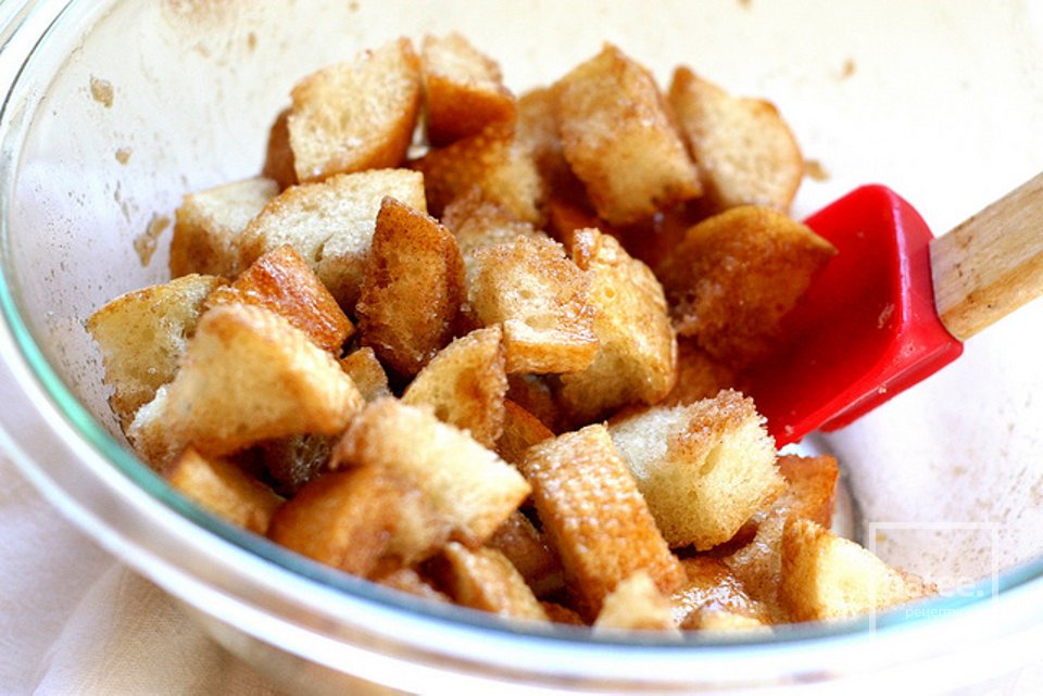 Салат к завтраку с сухариками и жареным яйцом - Шаг 4