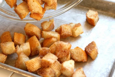 Салат к завтраку с сухариками и жареным яйцом - приготовление