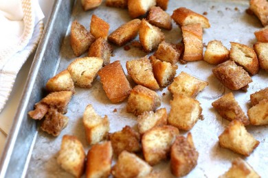 Салат к завтраку с сухариками и жареным яйцом - приготовление