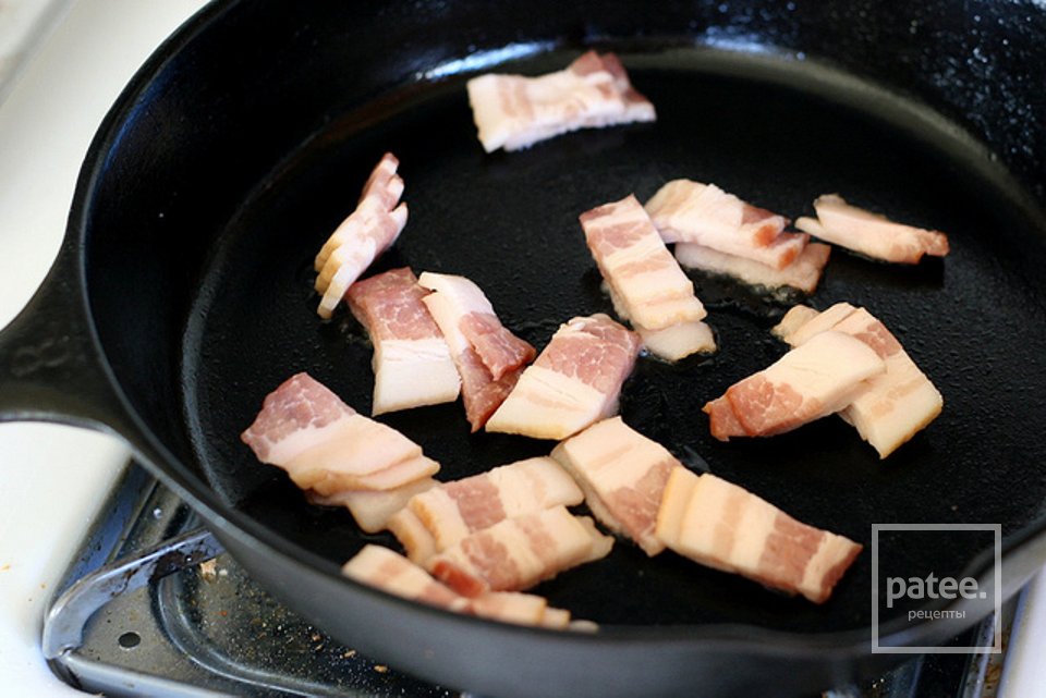 Салат к завтраку с сухариками и жареным яйцом - Шаг 6