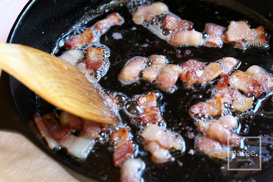 Салат к завтраку с сухариками и жареным яйцом - Шаг 7