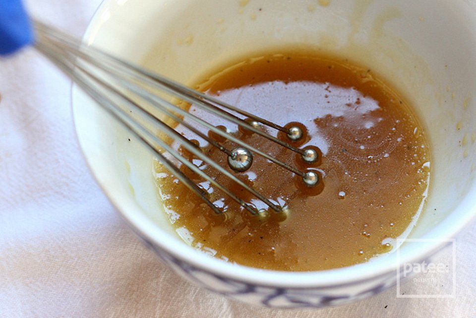 Салат к завтраку с сухариками и жареным яйцом - Шаг 10