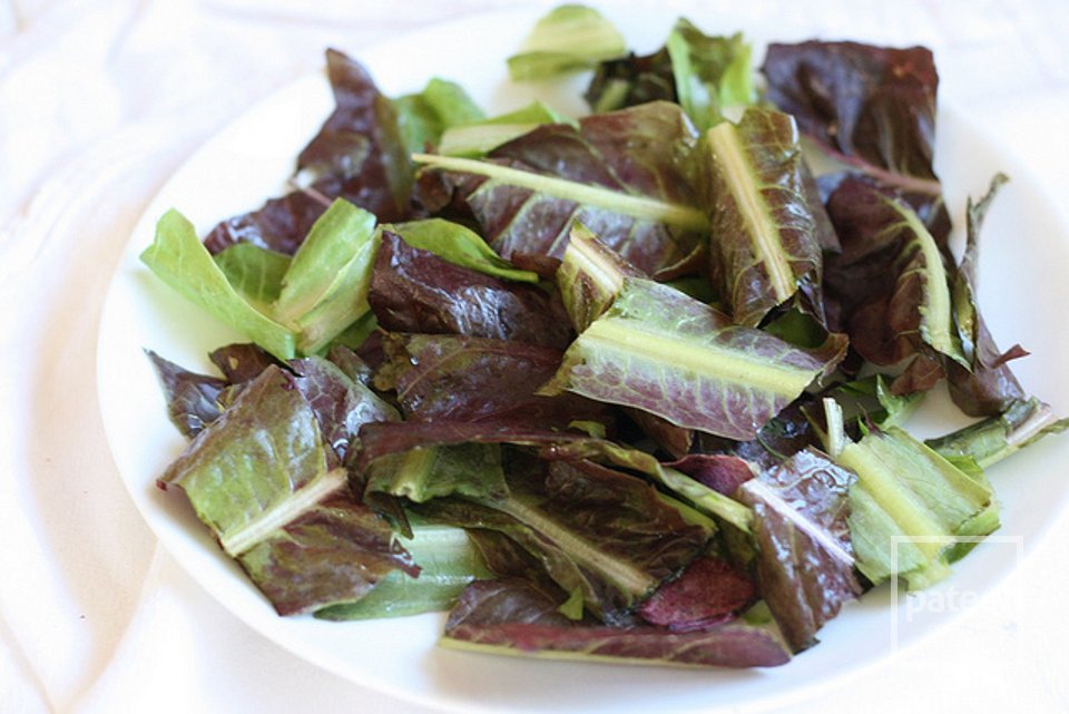 Салат к завтраку с сухариками и жареным яйцом - Шаг 11