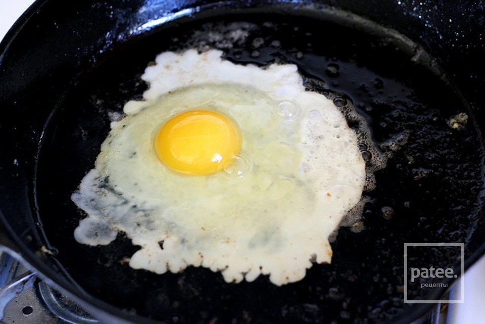 Салат к завтраку с сухариками и жареным яйцом - Шаг 14