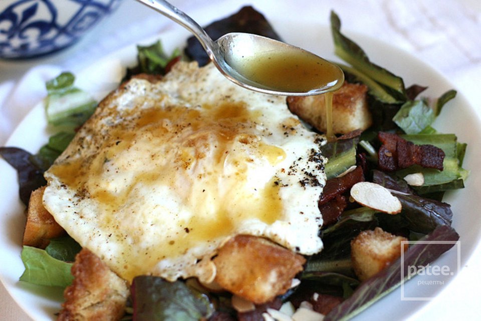 Салат к завтраку с сухариками и жареным яйцом - Шаг 15