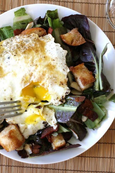 Салат к завтраку с сухариками и жареным яйцом - Шаг 16