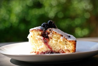 Пирог с шелковично-клубничным вареньем