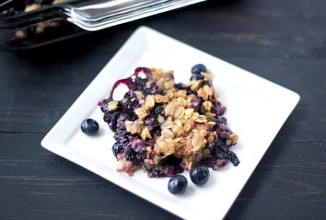 Чернично-миндальный пирог с овсяными крошками