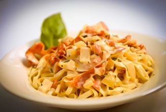 Спагетти с беконом и яйцом