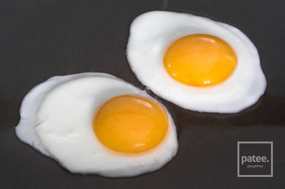 Килокалории 2 яйца. Яичница глазунья калорийность. Яичница 2 яйца. Глазунья из двух яиц. Яичница из 2 яиц.