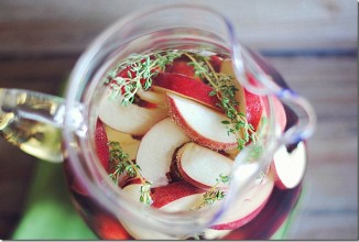 Сангрия с перисками и черешней