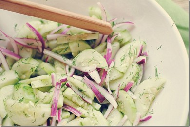 Рецепт Сладкий салат из огурцов, красного лука и укропа