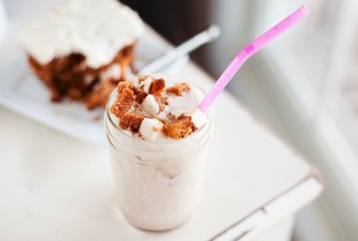 Морковный молочный коктейль с корицей