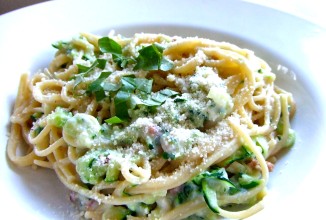 Паста с беконом, базиликом и цукини