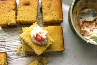 Кукурузный хлеб с клубникой