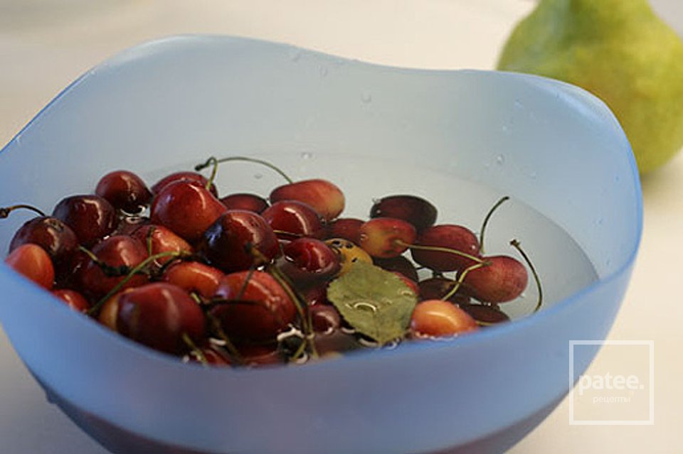 Кекс с черешней и грушей - Шаг 1