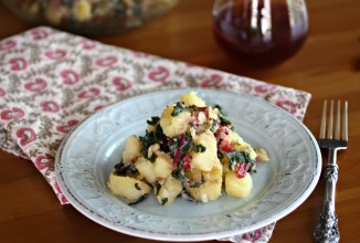 Картофельные салат с швейцарским мангольдом (свеклой)