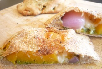 Домашний багет с ореховой тыквой и соусом песто из шпината