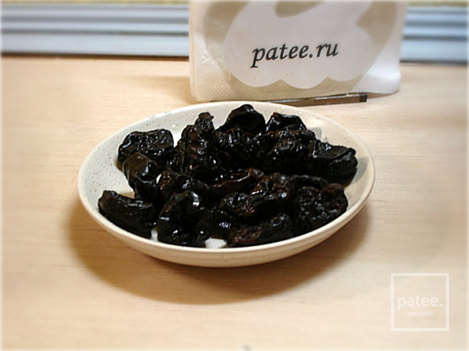 Курица, фаршированная черносливом, запеченая в "Снежке" и майонезе - Шаг 1