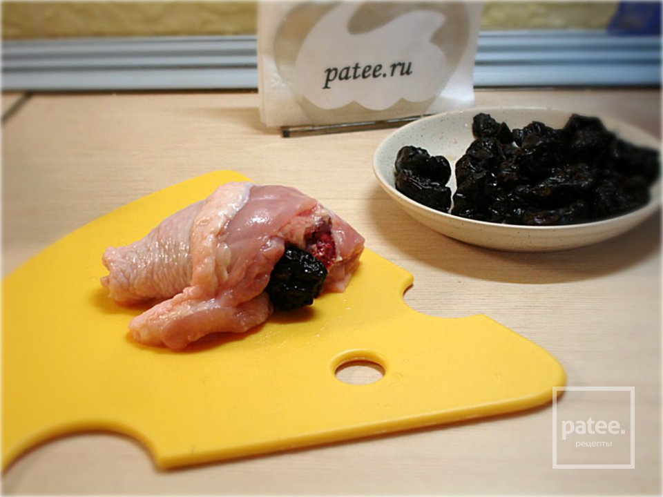 Курица, фаршированная черносливом, запеченая в "Снежке" и майонезе - Шаг 2