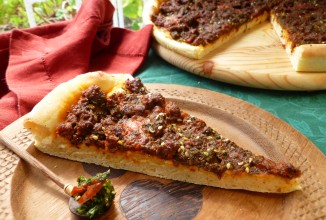 Пицца с острыми колбасками