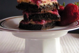 Шоколадные кусочки с клубникой и сладкой сырной массой