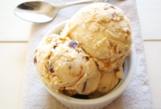 Мороженое с шоколадным батончиком.