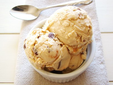 Рецепт Мороженое с шоколадным батончиком.
