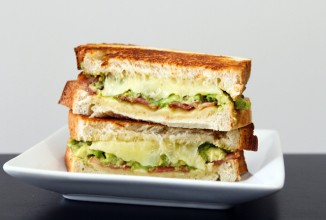 Тост с сыром, авокадо и беконом