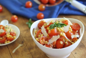 Салат из свежих помидорок и кукурузы