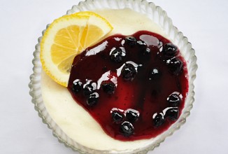 Пудинг из манной крупы с черничным джемом