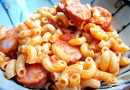 Макароны в соусе с колбасками