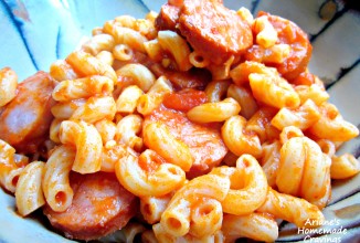 Макароны в соусе с колбасками