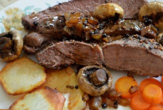  Стейк с черным перцем, коньяком и грибами