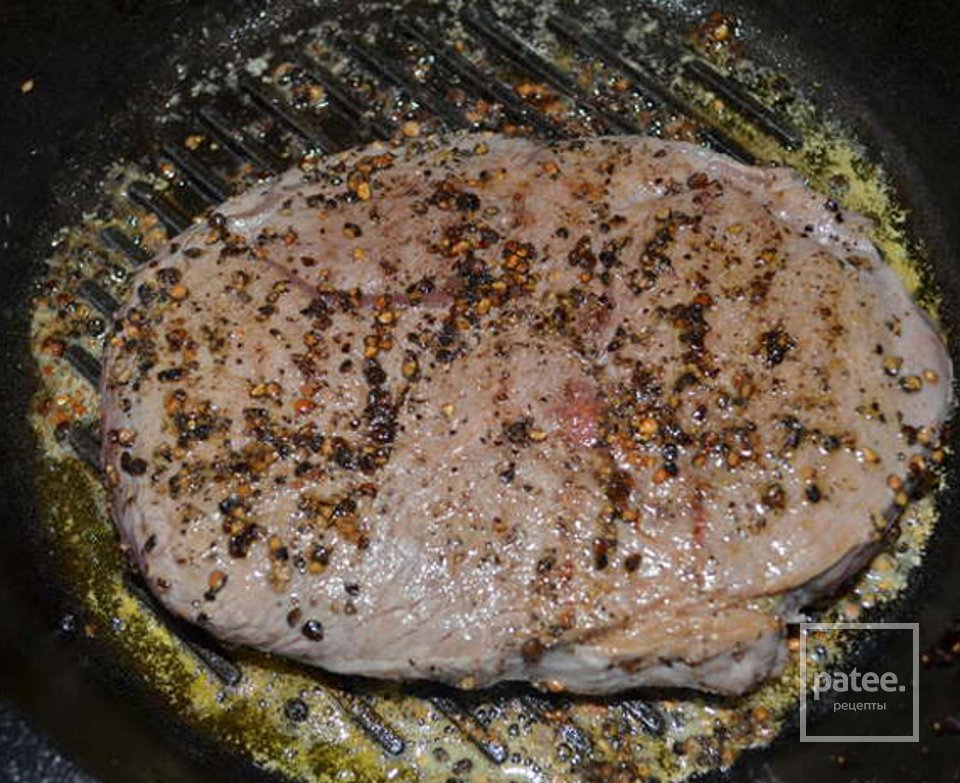  Стейк с черным перцем, коньяком и грибами - Шаг 2