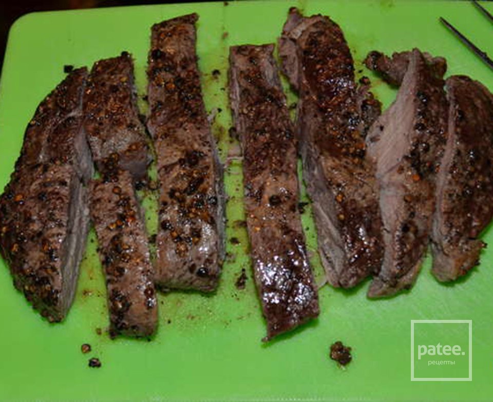  Стейк с черным перцем, коньяком и грибами - Шаг 4