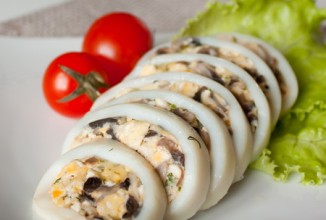 Кальмары, фаршированные омлетом и шампиньонами
