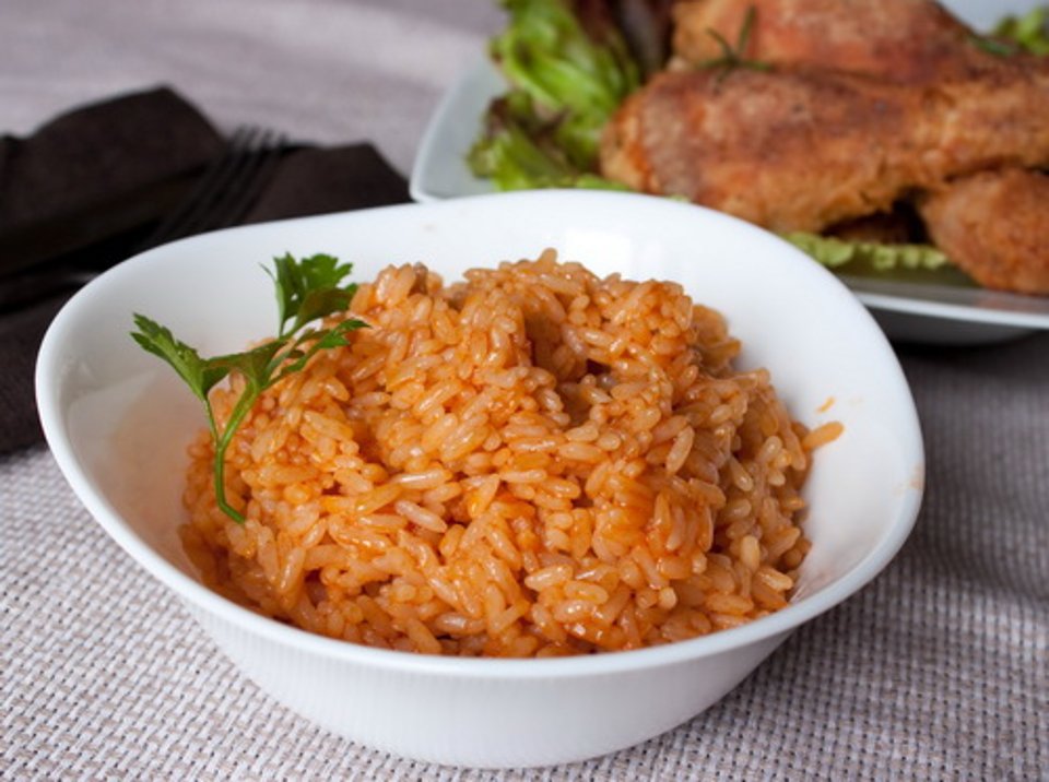 Red rice. Блюда с красным рисом. Красный рис. Красный рис приготовленный. Красный рис гарнир приготовление.