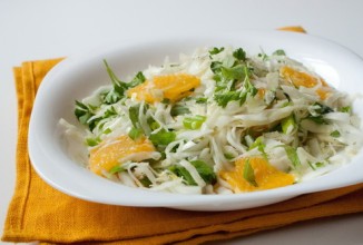 Салат из капусты с апельсинами и зеленью