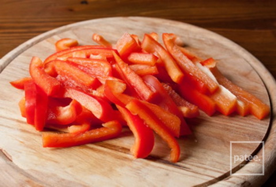 Теплый салат из перца и брокколи - Шаг 1