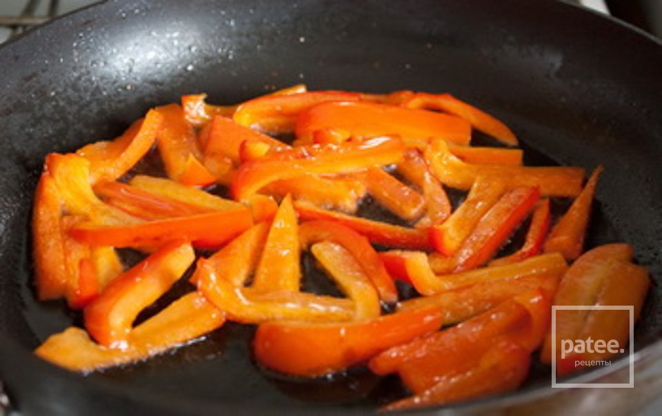 Теплый салат из перца и брокколи - Шаг 2