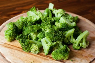 Теплый салат из перца и брокколи - приготовление