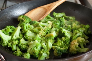 Теплый салат из перца и брокколи - приготовление