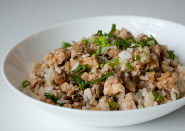 Рубана курица с грибами и рисом