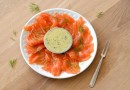 Засоленный лосось с соусом из укропа и горчицы
