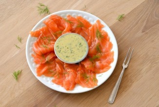 Засоленный лосось с соусом из укропа и горчицы